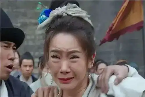  杨紫张雨绮戚薇亲述过度医美反噬,寿星公头,塌鼻子太可怕