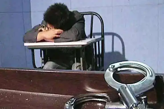  别警车跳河东平上演疯狂逃检
