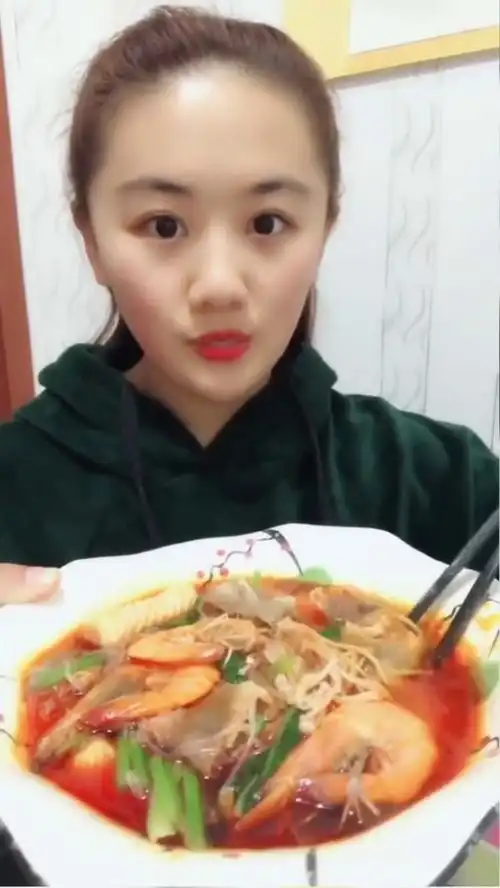  同样是麻辣烫,总感觉妹子吃的这个比我吃的麻辣烫优秀