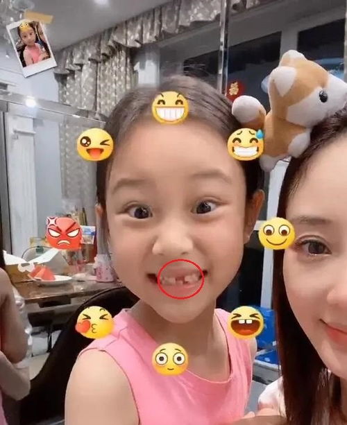  甜馨掉牙了,长大后的她模样变化大,做搞怪表情逗笑妈妈李小璐