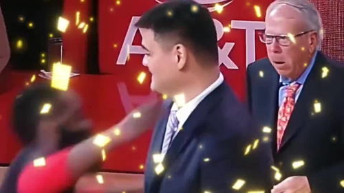  哈登飞扑大姚,登哥到底有多胖看姚明的表情就知道了