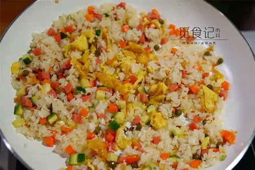  炒饭这样做最香,比蛋炒饭好吃多了,我家有剩米饭总这样吃