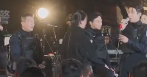  陈小春围观特警求婚的表情太搞笑网友简直是磕cp的我本人