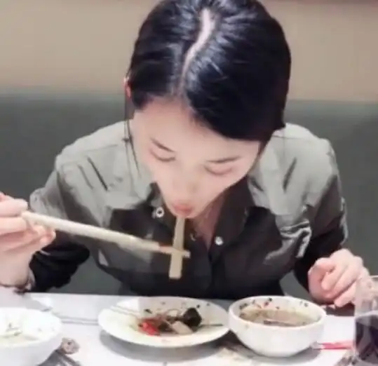  表情抖音小姐姐吃火锅很淑女,腹部纽扣崩开一瞬间,她的脸成了表情包衣服表情