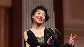 龚琳娜再现神曲忐忑表情丰富动作很给力