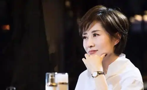  放弃丧偶式婚姻回归演艺圈,靠表情包上热搜,44岁刘敏涛活成女王