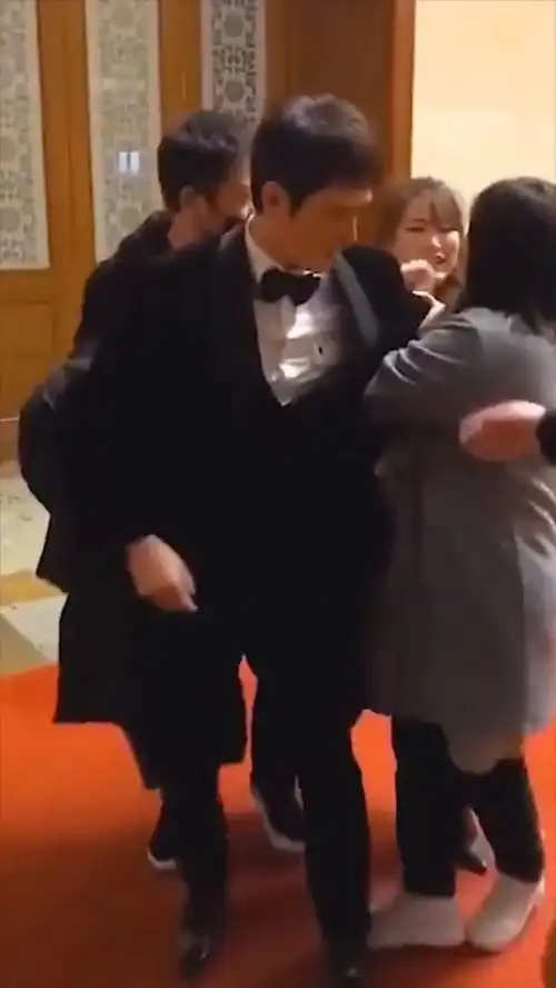  冯绍峰被女粉丝强行告白,脸上的表情亮了,网友你问过颖宝吗