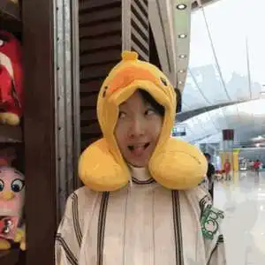  周冬雨的凝视表情包升级戴小黄鸭吐舌大做鬼脸