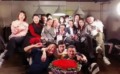 安以轩为儿子办派对,现场大腕云集,可董璇的表情与现场格格不入 安以轩为儿子办派对,现场大腕云集,可董璇的表情与现场格格不入