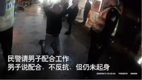  一男子当街下跪求原谅无法改变酒后驾车的违法行为