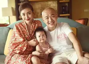  包贝尔老婆直播承认自己打了瘦脸针,这么多明星都敢打,你还怕什么呢