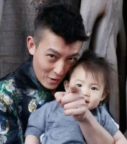  陈冠希晒女儿丑照,alaia表情像老太太,网友还我小仙女