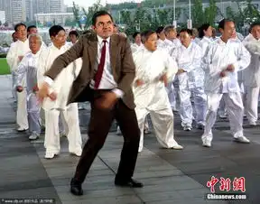  憨豆先生上海大跳广场舞搞怪表情hold不住