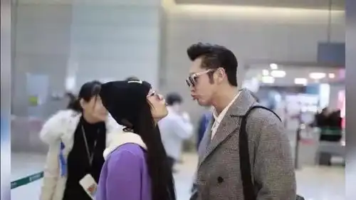 钟丽缇和小丈夫现身机场,钟丽缇对他的爱好比当年张柏芝爱谢霆锋  钟丽缇和小丈夫现身机场,钟丽缇对他的爱好比当年张柏芝爱谢霆锋
