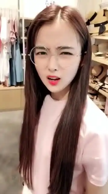  小伙想拉朵儿网管的手,仅仅只为开玩笑恶搞