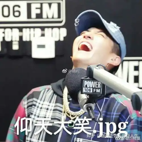  有哪些人不笑的时候颜值巨高,一笑起来全是表情包