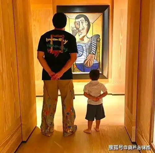  周杰伦一家坐草坪合影,女儿坐爸爸腿上比v,儿子学昆凌扮酷