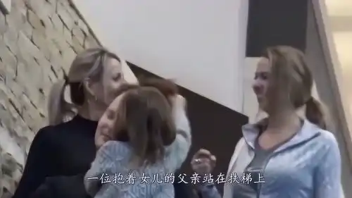  女孩凭实力坑爹,当场让老爹难堪,路人的表情很真实