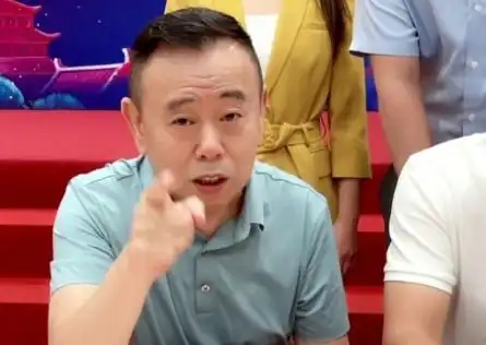  陈小春带货翻车签51万合同卖出五千元,曾用塑料片代替金片销售