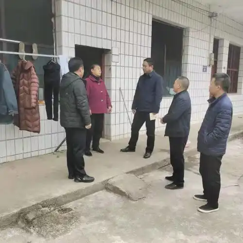  李佑明走访慰问崔坪村困难户