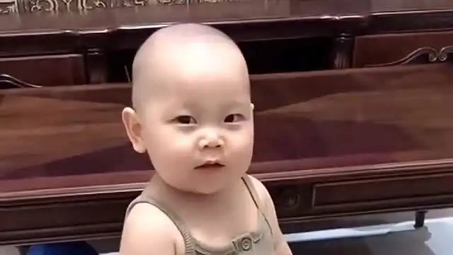  爸爸问儿子自己帅不帅,没想到宝宝这样的表情,这到底是什么意思呢