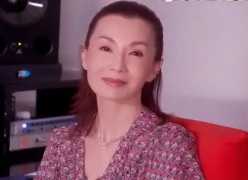  58岁张曼玉久违亮相荧屏,身穿碎花裙尽显优雅,表情僵硬老了很多