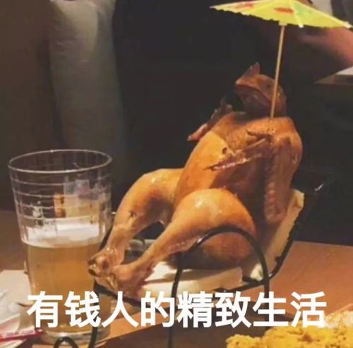  凌晨四点,海南一男子穿条红内裤站在小区里,内裤里还藏着大把原谅我不厚道地笑出声