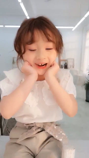  萌娃你的表情真的丰富呀而且都还这么可爱