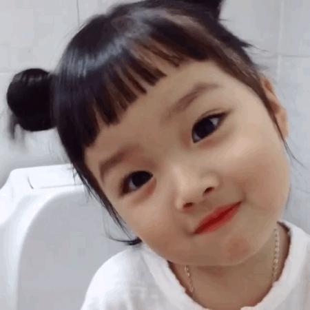 小女孩吐泡泡糖表情包