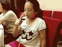  搞笑gif图小女孩第一次品尝红酒,这表情绝了