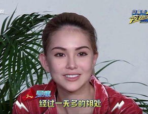  昆凌看钟楚曦表演露出毁容式笑容,表情和陈赫神同步太魔性了