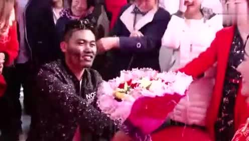  新郎穿着朴素的婚服求婚新娘的表情让新郎为难的不知所措