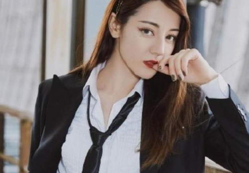  迪丽热巴发文为杨幂庆生,配蔡徐坤表情包,被网骂一晚删除道歉