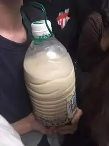  刚刚周杰伦空降广州天河城粉丝带着桶装奶茶应援