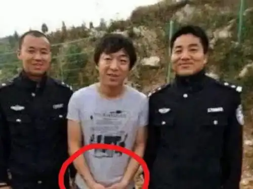  如何和警察叔叔正确合影黄渤王菲像犯了事,薛之谦成龙才是正确打开方式