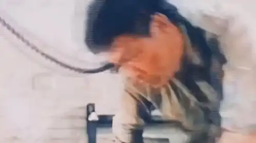  大傻哥以为妖怪近不了身,表情逐渐嚣张,结果下秒傻眼了