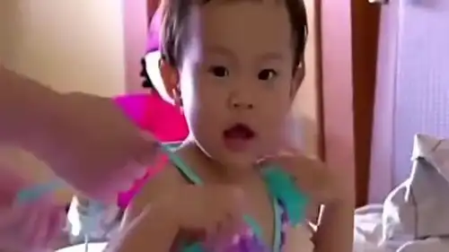  贾乃亮给甜馨穿比基尼,甜馨爆金句,贾乃亮的小表情看不下去