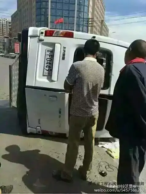 山西男子驾装载机撞翻警车碾死行人被击毙 山西男子驾装载机撞翻警车碾死行人被击毙