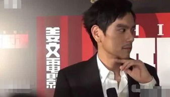  彭于晏暴瘦肌肉缩水,八字胡显老,网友帅哥都成本山大叔了