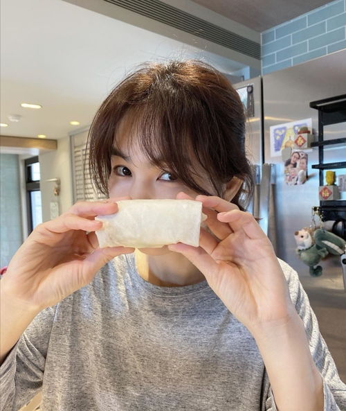  ella分享居家日常,打扮休闲秀厨艺,表情搞怪还是当年那个假小子