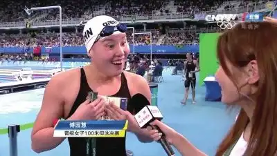  洪荒少女傅园慧微博粉丝数量翻十倍泳池里捞出个行走表情包