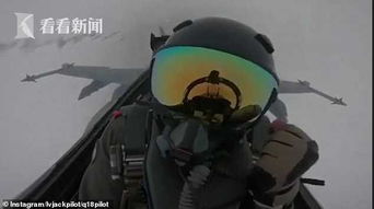  视频战机遇闪电劈顶一声炸响飞行员忙缩头战机受损