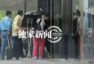  周杰伦运动装扮回京面无表情粉丝接机场面足
