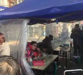  傅园慧街头卖拉面赚钱表情包频出