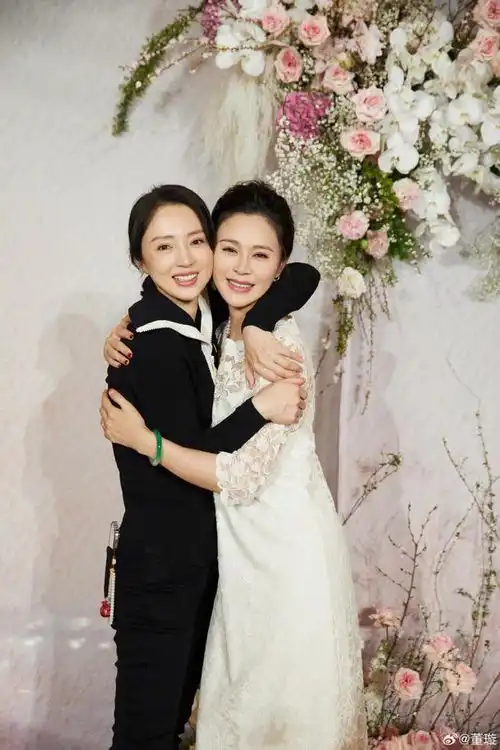 董璇连续13年晒照为关悦庆生,甜蜜拥吻力证姐妹情深 董璇连续13年晒照为关悦庆生,甜蜜拥吻力证姐妹情深