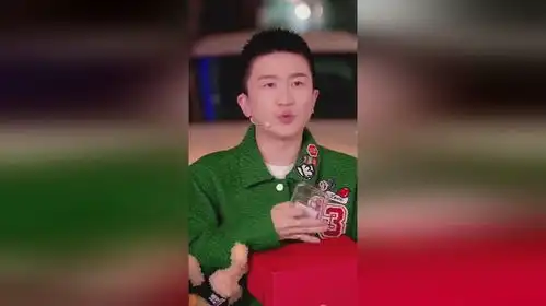  张大大把带着自己表情包图案的送给欧阳娜娜当作礼物,还给娜比讲述了这张照片背后的故事满脸写着...