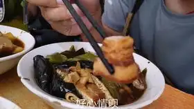  小伙中午花25块钱吃甏肉干饭喝啤酒,大块五花肉五元一块,米饭三块一碗