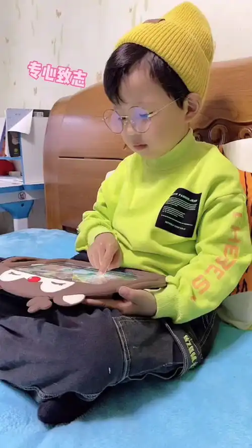  亲妈要是狠起来连儿子都套路,不过小表情真的好可爱哇,致敬了不起的她