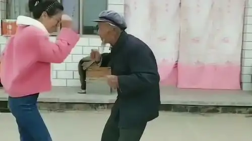  孝敬老人是一种美良传统,看着爷爷的表情,我也知足了