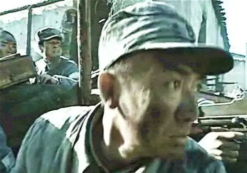  李云龙埋伏日军,发现士兵全穿皮鞋,当即下令撤退,战士不得其解